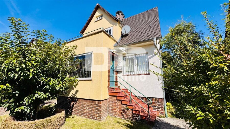 Gepflegtes Einfamilienhaus auf großem Grundstück mit Garage, Terrasse und Balkon - Frontansicht